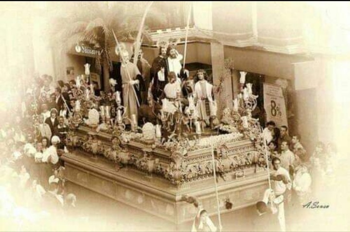 Fotografía histórica del paso de la Borriquita procesionando hace décadas